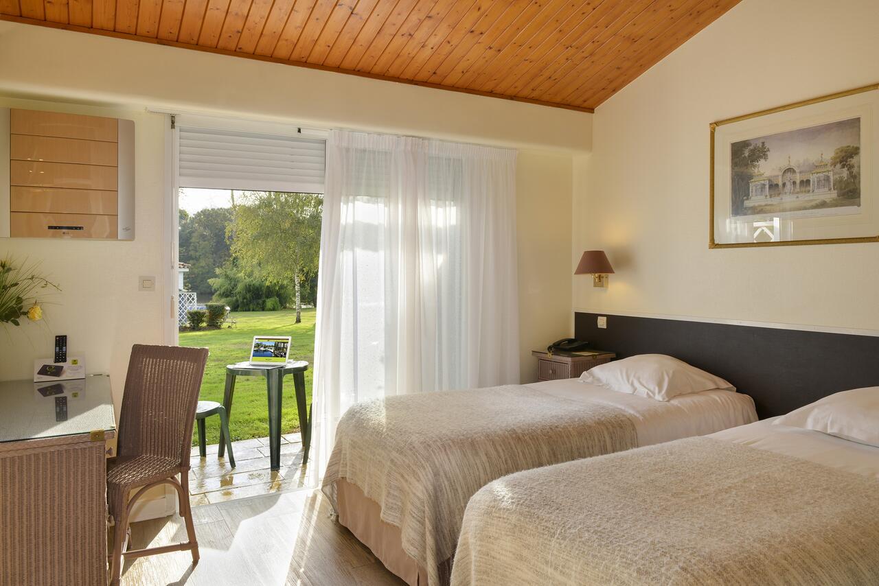 Logis Hotel Val De Vienne Le Vigeant Zewnętrze zdjęcie