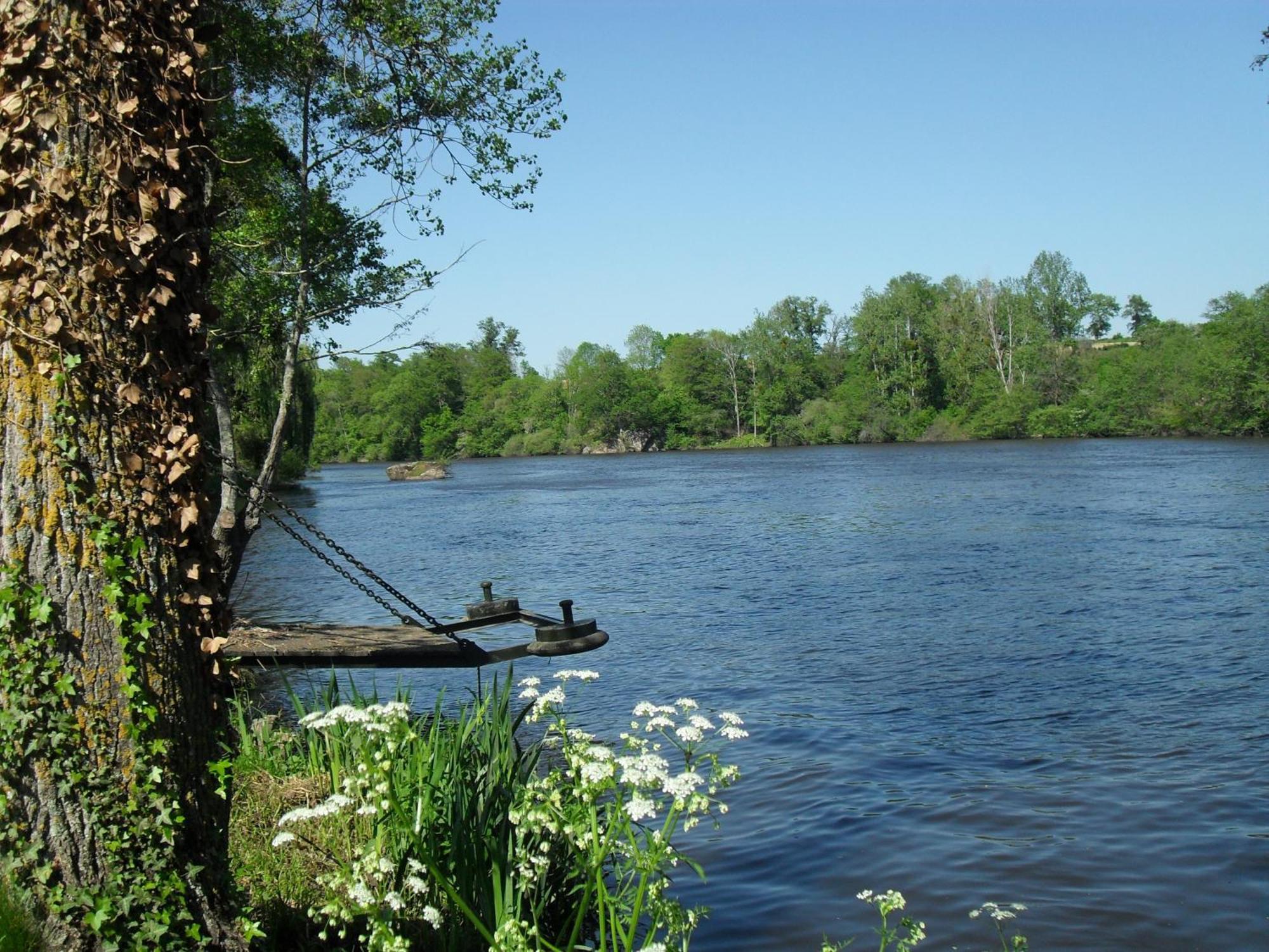 Logis Hotel Val De Vienne Le Vigeant Zewnętrze zdjęcie