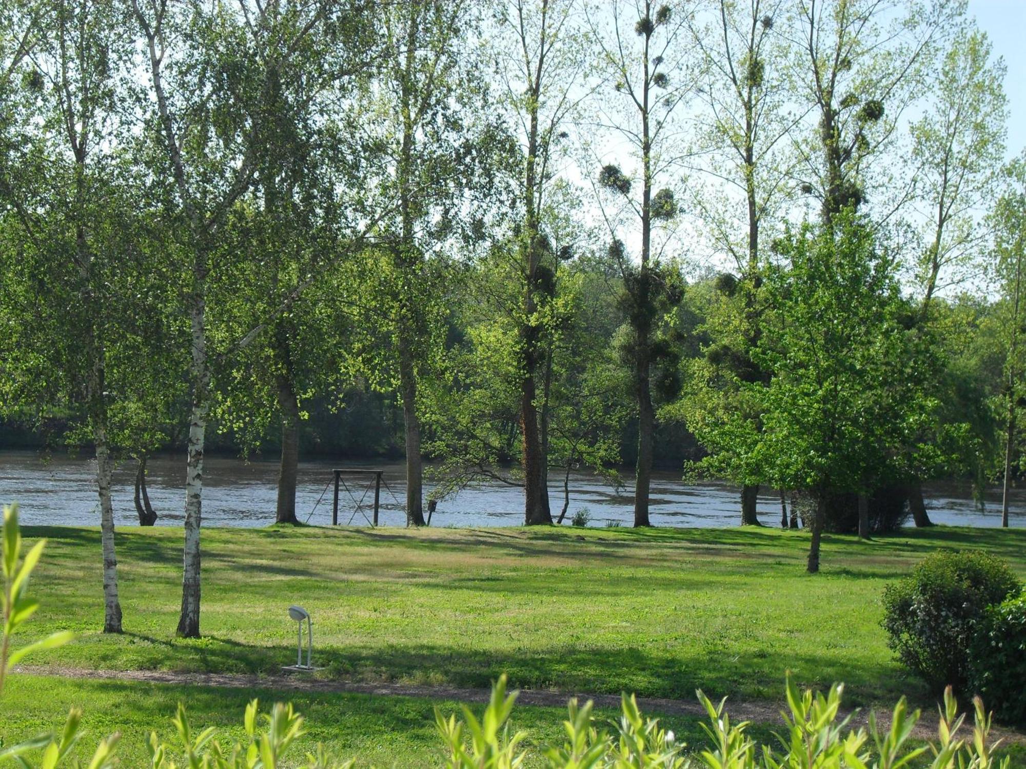 Logis Hotel Val De Vienne Le Vigeant Zewnętrze zdjęcie