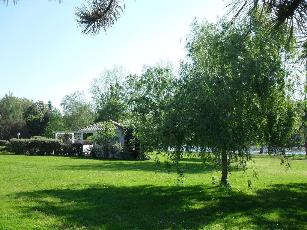Logis Hotel Val De Vienne Le Vigeant Zewnętrze zdjęcie