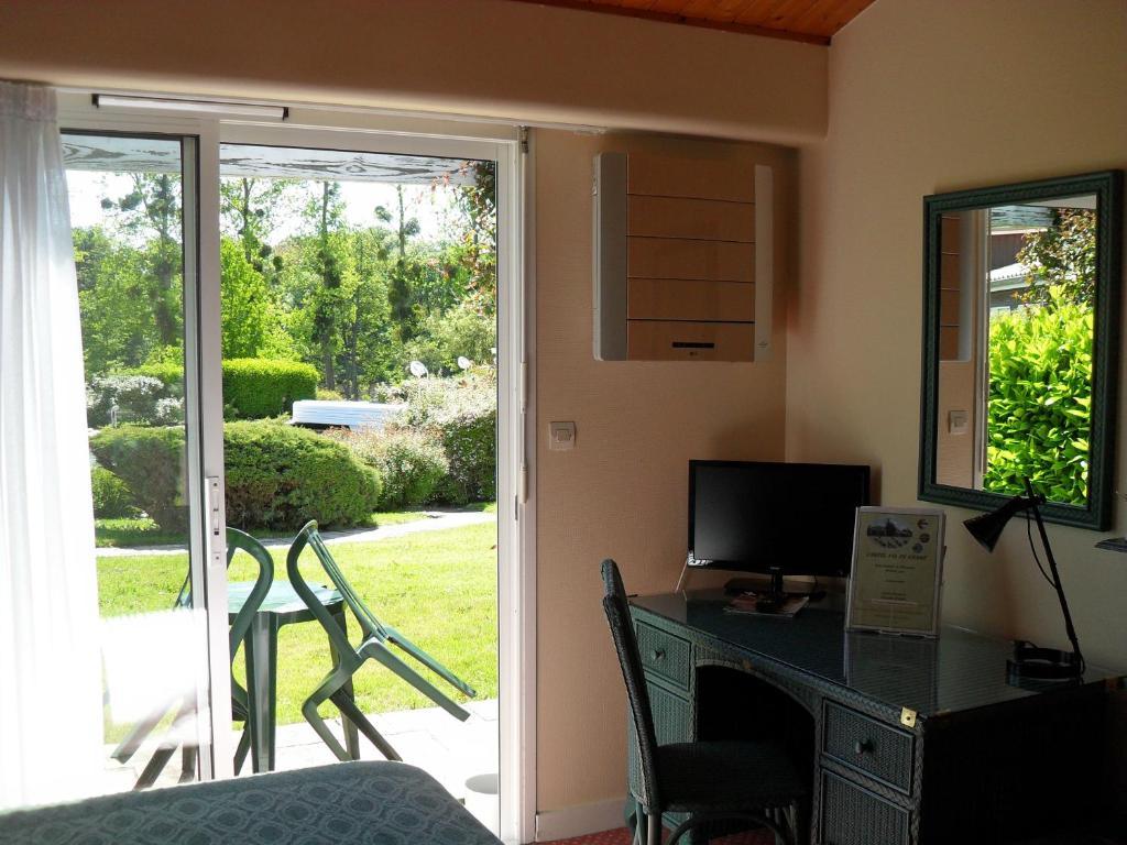 Logis Hotel Val De Vienne Le Vigeant Zewnętrze zdjęcie