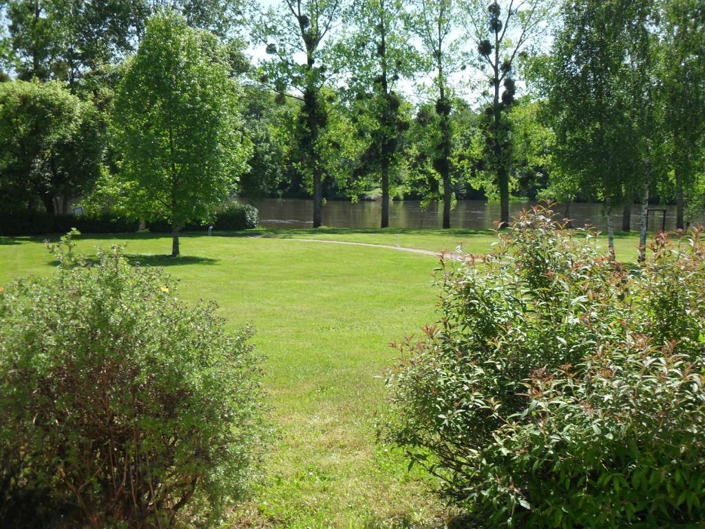 Logis Hotel Val De Vienne Le Vigeant Zewnętrze zdjęcie