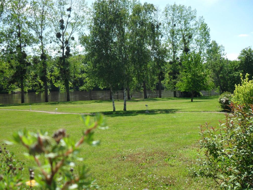 Logis Hotel Val De Vienne Le Vigeant Zewnętrze zdjęcie
